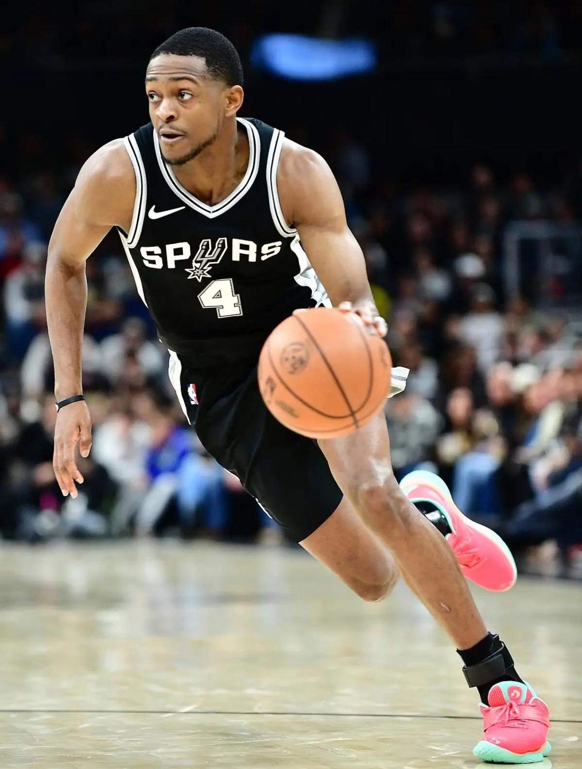 关于窗口期NBA常规赛传出新动向，圣安东尼奥马刺官宣签约，管理层表态——目标明确，数据趋势出现新变化的信息