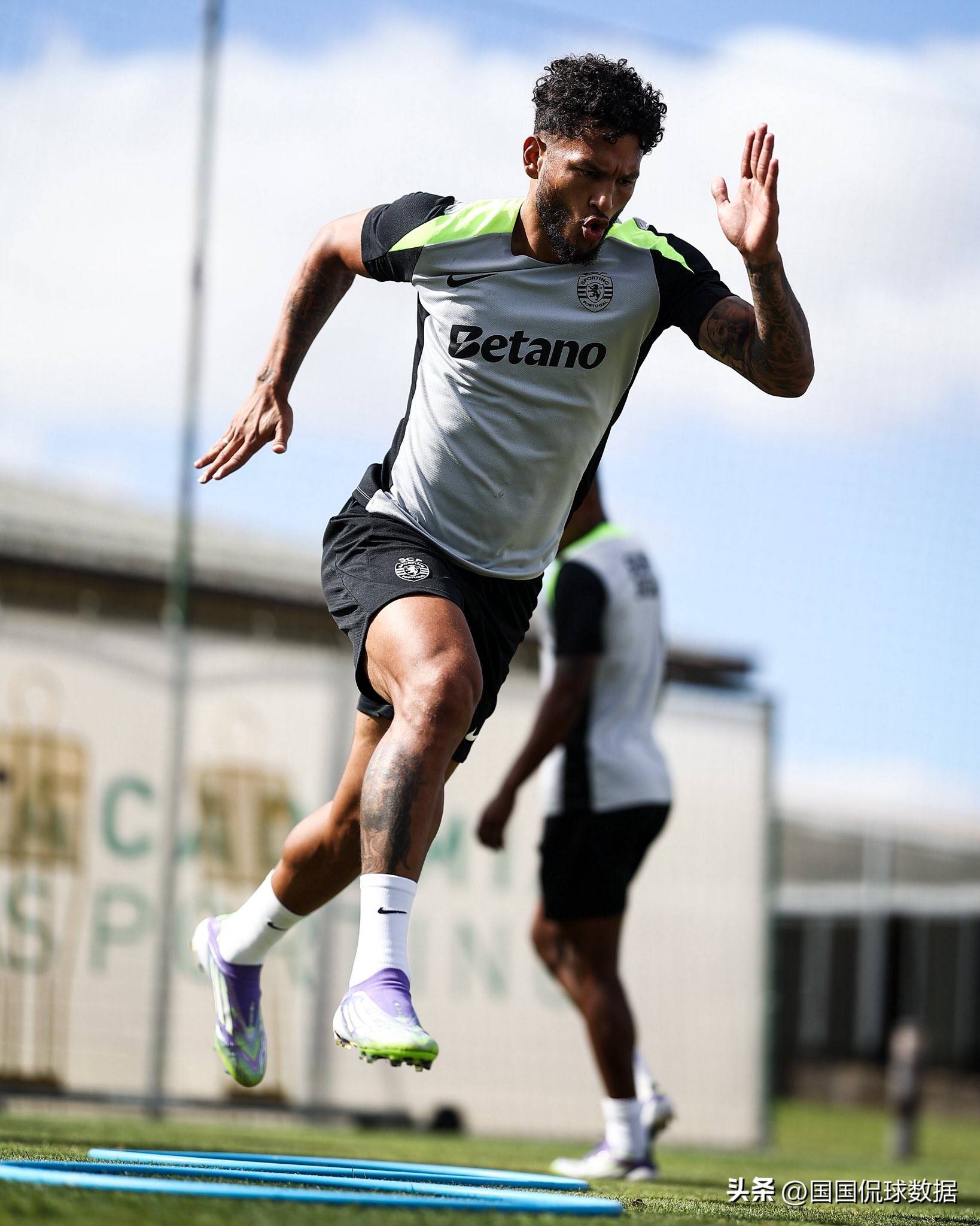 瓦伦西亚迎葡超关键赛；集结日外线爆发；质疑声仍在；赛季目标并未改变的简单介绍